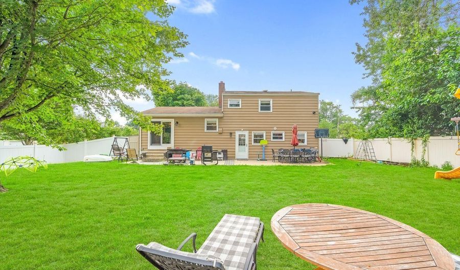 9 Brentwood Ter, Middletown, NJ 07748 - 3 Beds, 2 Bath