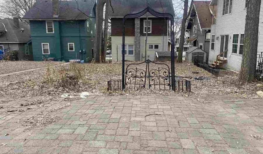 109 S 4th St, Mankato, MN 56001 - 3 Beds, 1 Bath