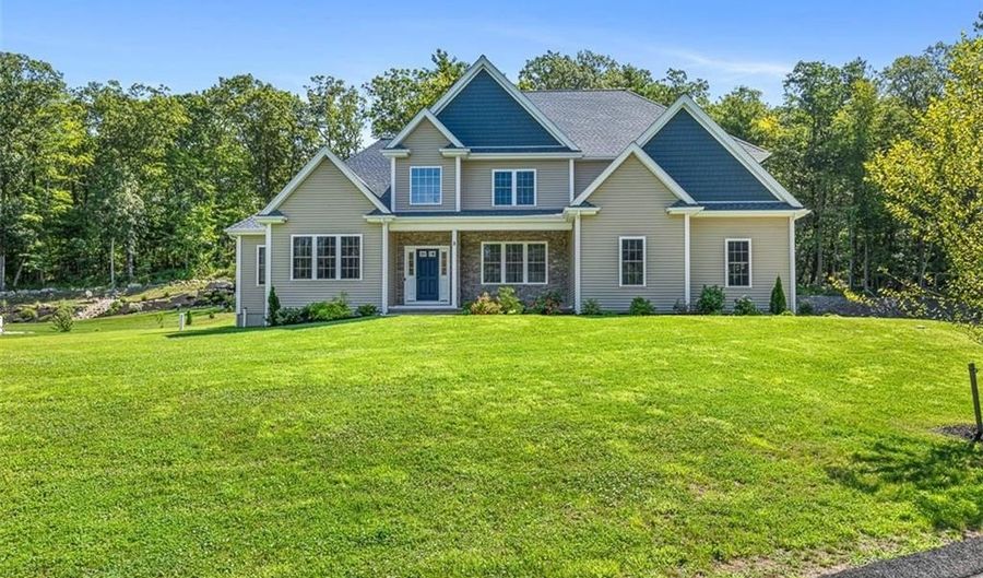 8 Lyn Ct, Cumberland, RI 02864 - 4 Beds, 4 Bath