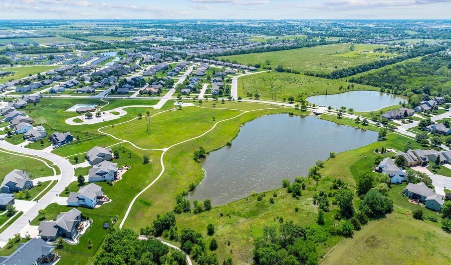 5216 N Colonial, Bel Aire, KS 67226 - 2 Beds, 2 Bath