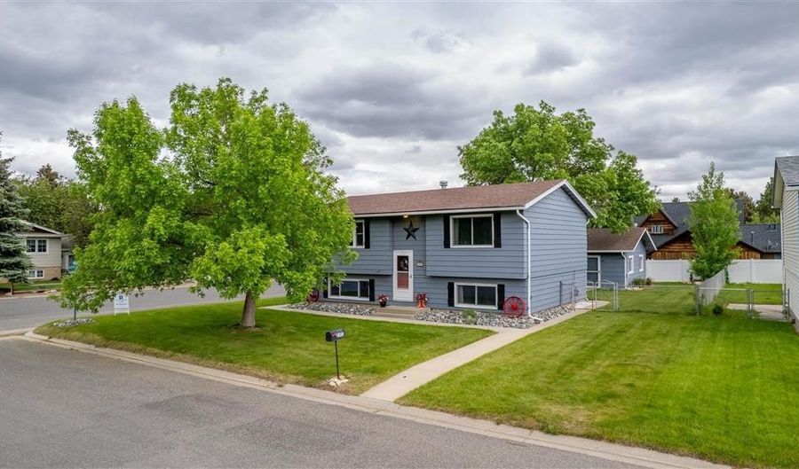 2102 10th St, Cody, WY 82414 - 4 Beds, 1 Bath