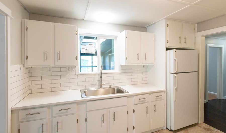 207 N MAPLE St, Bingen, WA 98605 - 3 Beds, 1 Bath