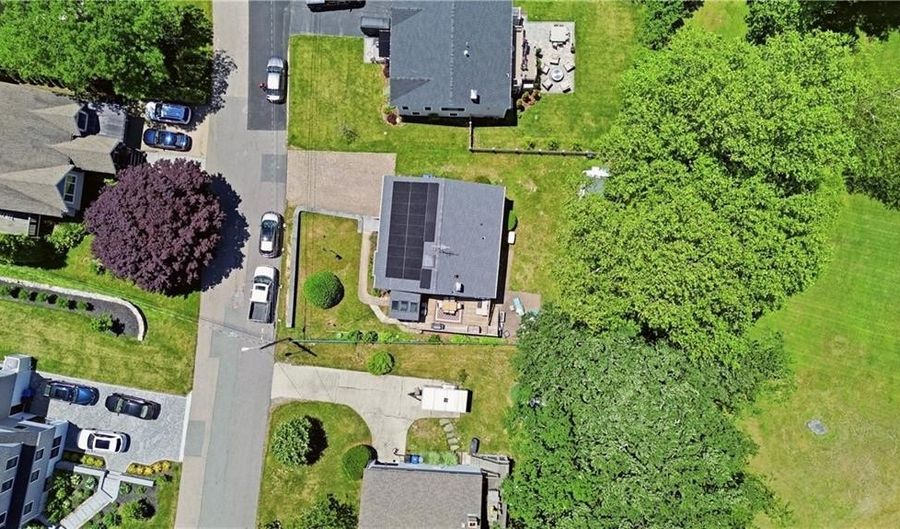 10 Kerins Ter, Newport, RI 02840 - 4 Beds, 3 Bath