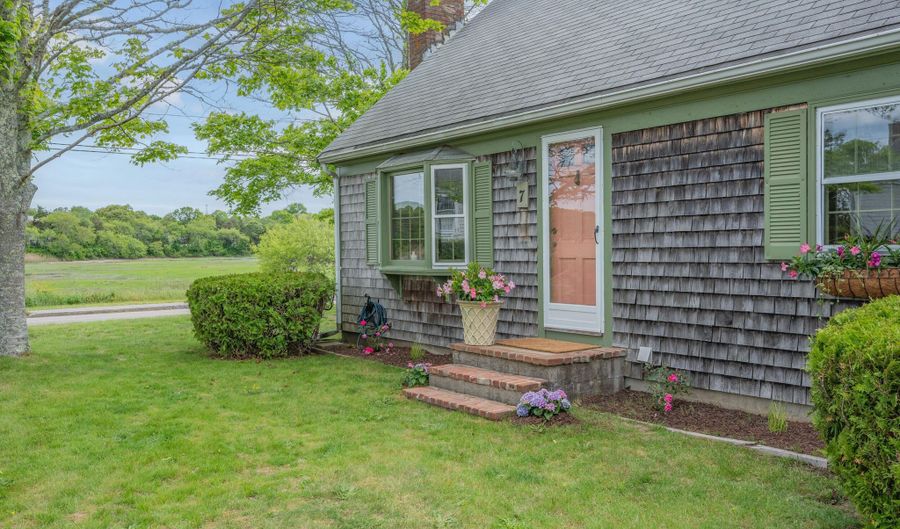 7 George St, Barnstable, MA 02630 - 3 Beds, 2 Bath