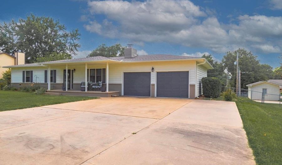 713 S Boyer Rd, Arkansas City, KS 67005 - 3 Beds, 2 Bath