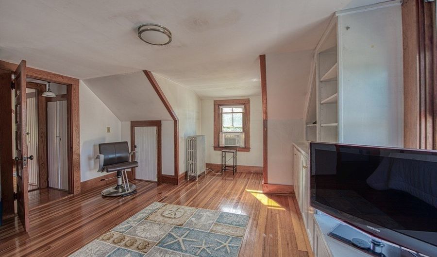 896 Sandwich Rd, Bourne, MA 02561 - 5 Beds, 3 Bath