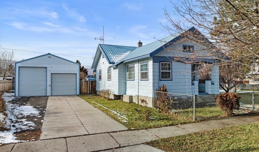 1029 WALNUT St, Baker City, OR 97814 - 2 Beds, 1 Bath