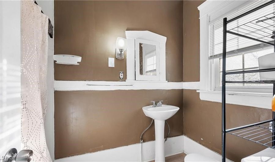 636 Fern St, Akron, OH 44307 - 2 Beds, 1 Bath