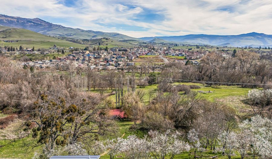 852 Oak St, Ashland, OR 97520 - 4 Beds, 3 Bath