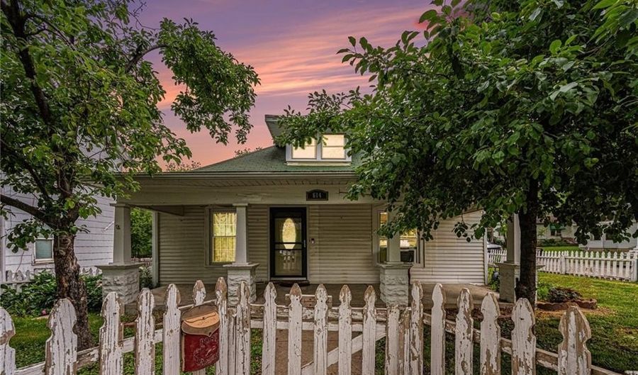 614 S 7th St, Atchison, KS 66002 - 3 Beds, 1 Bath