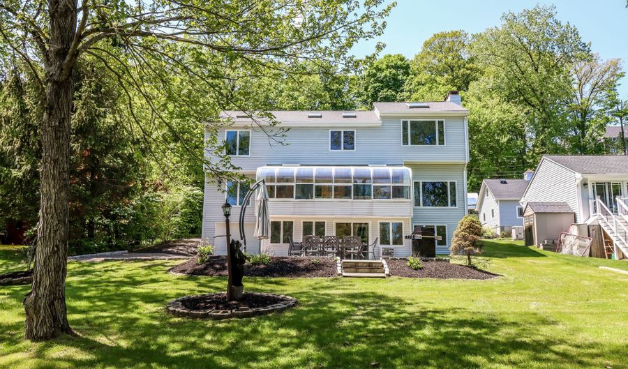 38 N Lake Shore Dr, Brookfield, CT 06804 - 3 Beds, 2 Bath
