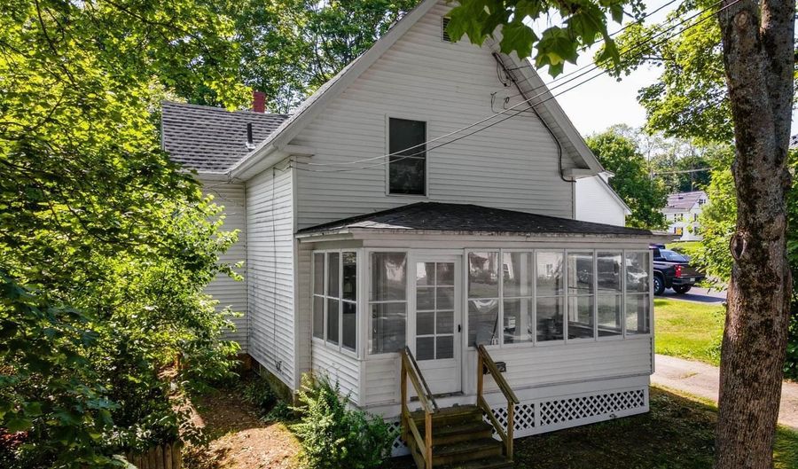 11 Kossuth St, Bangor, ME 04401 - 5 Beds, 2 Bath