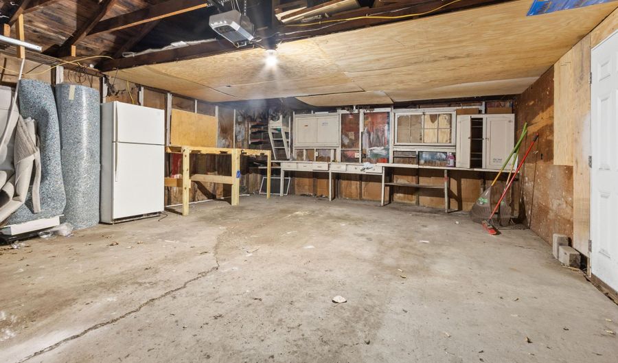 614 S 11th St, Aberdeen, SD 57401 - 2 Beds, 1 Bath