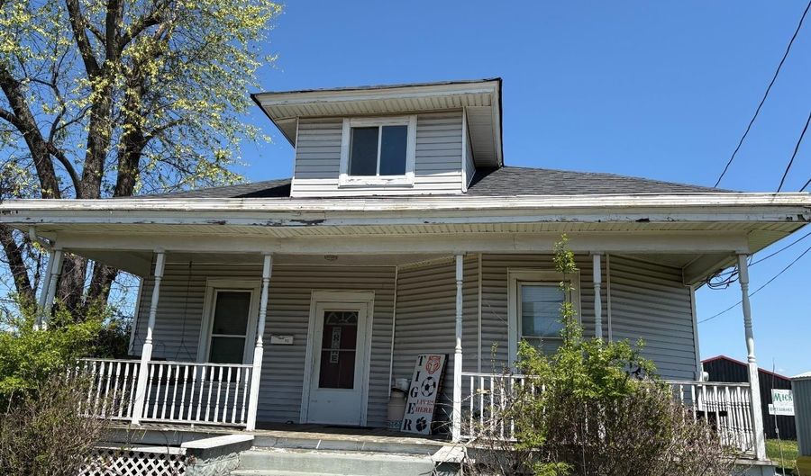 312 Johnson St, Aurora, IN 47001 - 2 Beds, 1 Bath