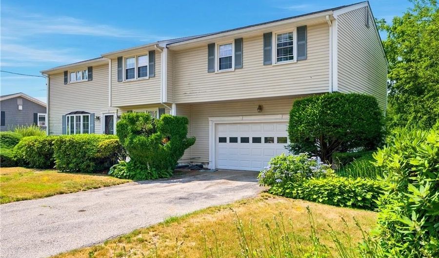 16 Old Simmonsville Rd, Johnston, RI 02919 - 4 Beds, 2 Bath