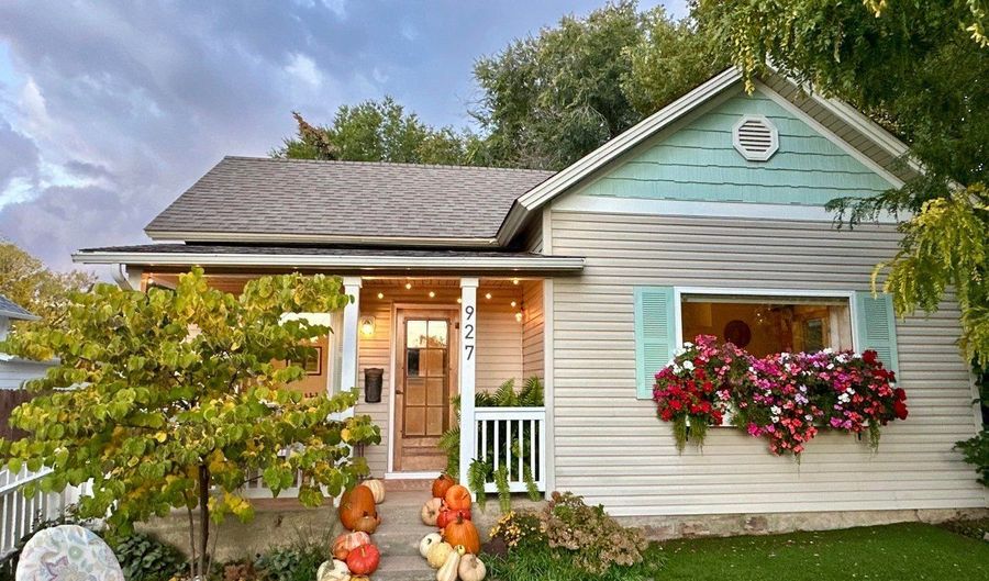 927 5th St, Berthoud, CO 80513 - 2 Beds, 1 Bath