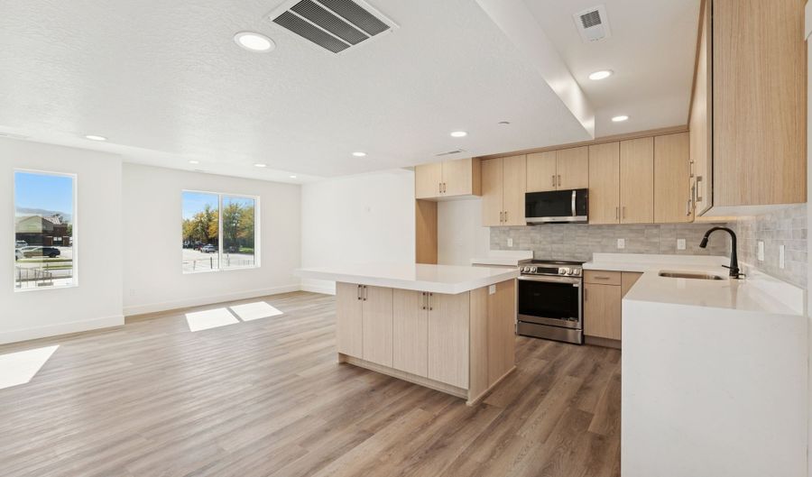 256 N MAIN St, Bountiful, UT 84010 - 2 Beds, 3 Bath