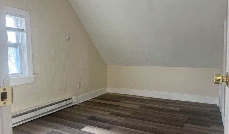 32 Hazelwood Ave 2, Bridgeport, CT 06605 - 5 Beds, 1 Bath