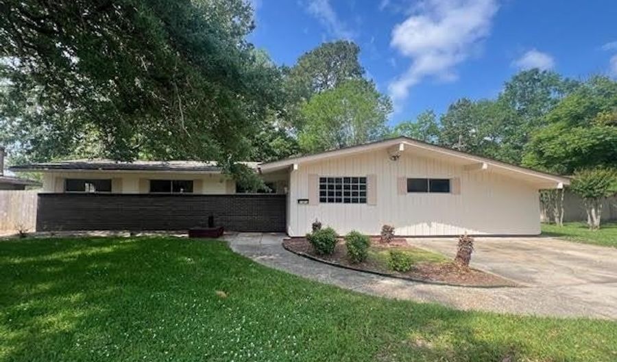 2464 Kensington Dr, Baton Rouge, LA 70809 - 5 Beds, 3 Bath