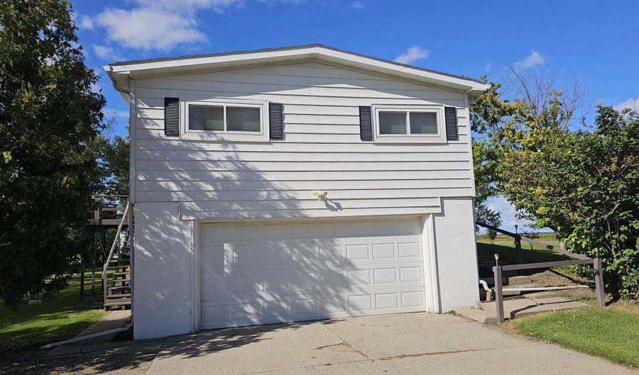 13643 387th Ave, Aberdeen, SD 57401 - 4 Beds, 2 Bath