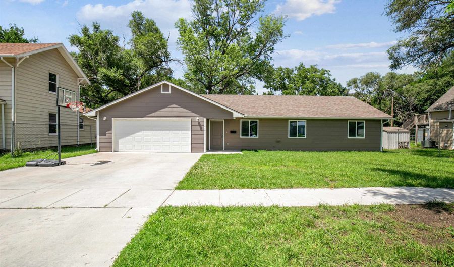 412 E Clark Ave, Augusta, KS 67010 - 3 Beds, 2 Bath
