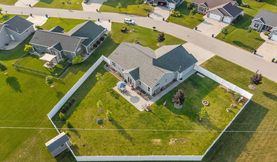 2818 W HIDDEN PINE Dr, Appleton, WI 54913 - 5 Beds, 3 Bath