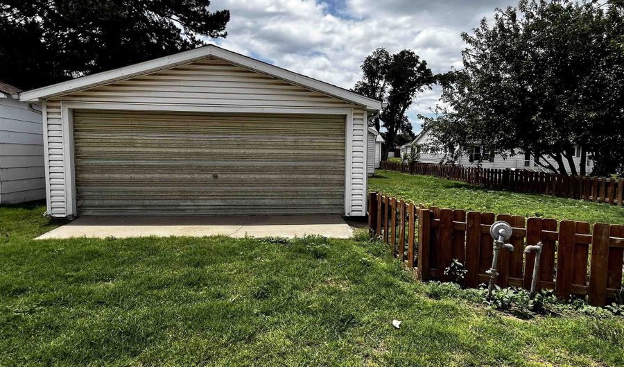 804 Avenue E, Beaver, OK 73932 - 3 Beds, 2 Bath
