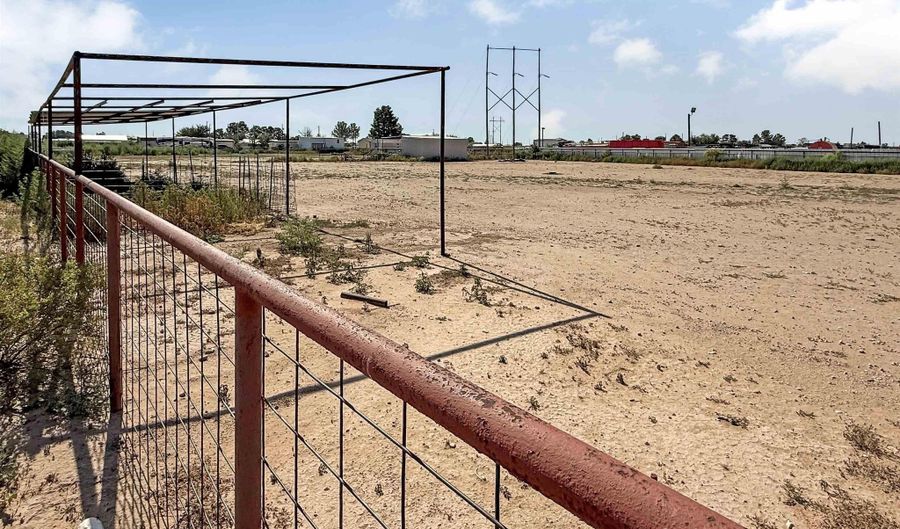 105 E Harkness Rd, Carlsbad, NM 88220 - 3 Beds, 2 Bath