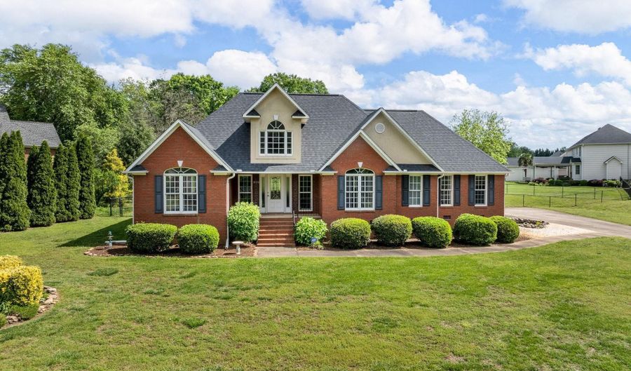 121 Lewis Burnett Dr, Boiling Springs, SC 29316 - 3 Beds, 3 Bath