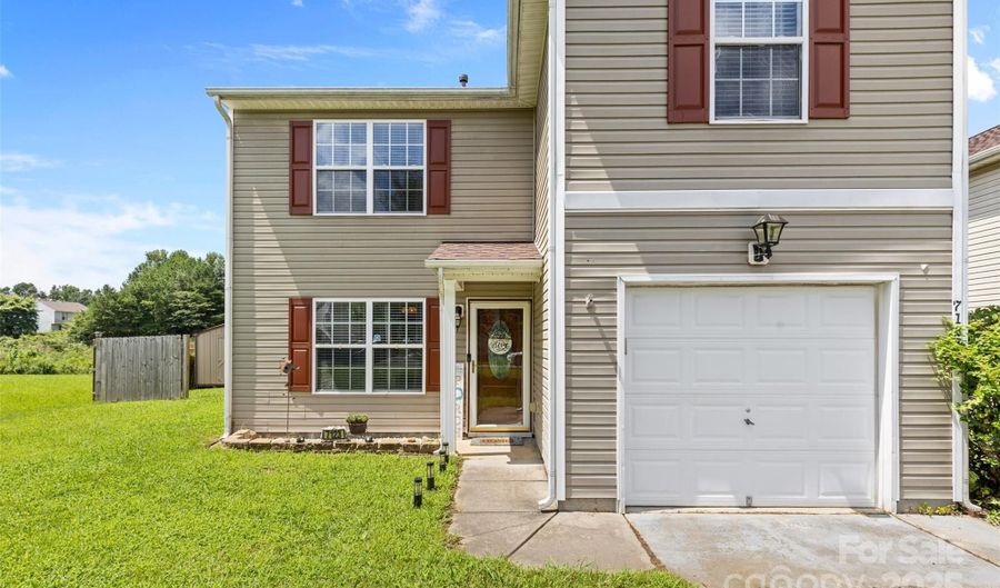 7123 Wandering Creek Dr, Charlotte, NC 28216 - 3 Beds, 3 Bath