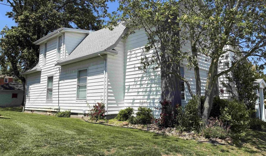 106 W 4th St, Bicknell, IN 47512 - 3 Beds, 3 Bath