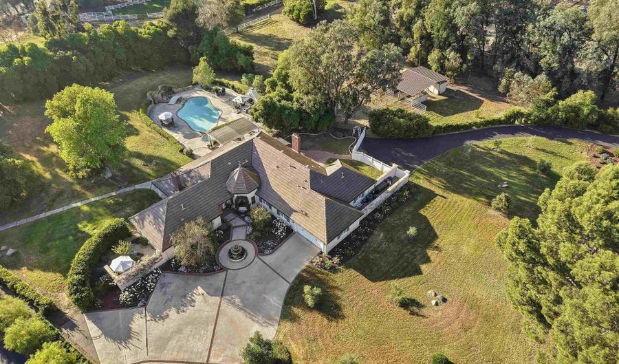 5 Country Gln, Fallbrook, CA 92028 - 5 Beds, 5 Bath