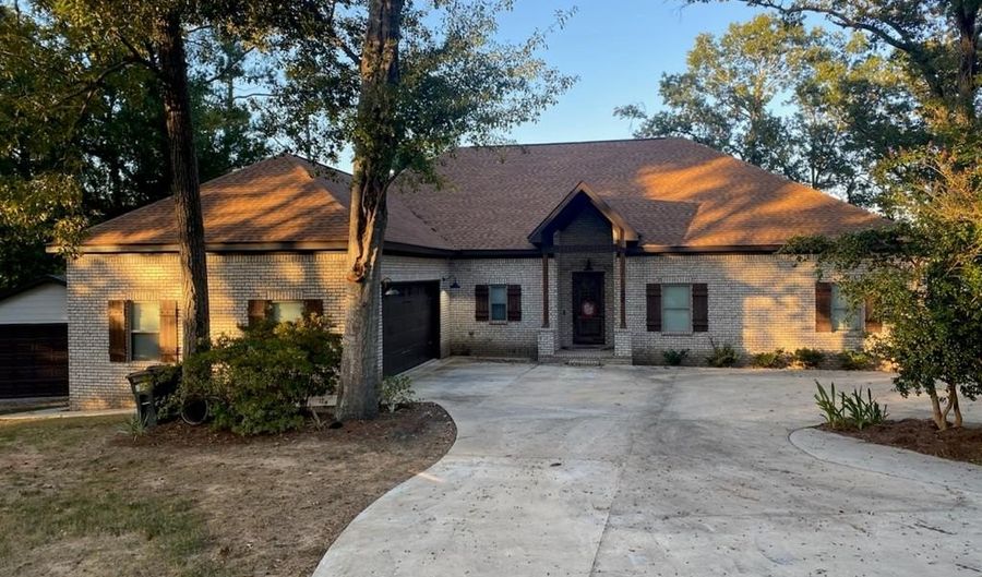 317 Holiday Dr S, Abbeville, AL 36310 - 4 Beds, 5 Bath