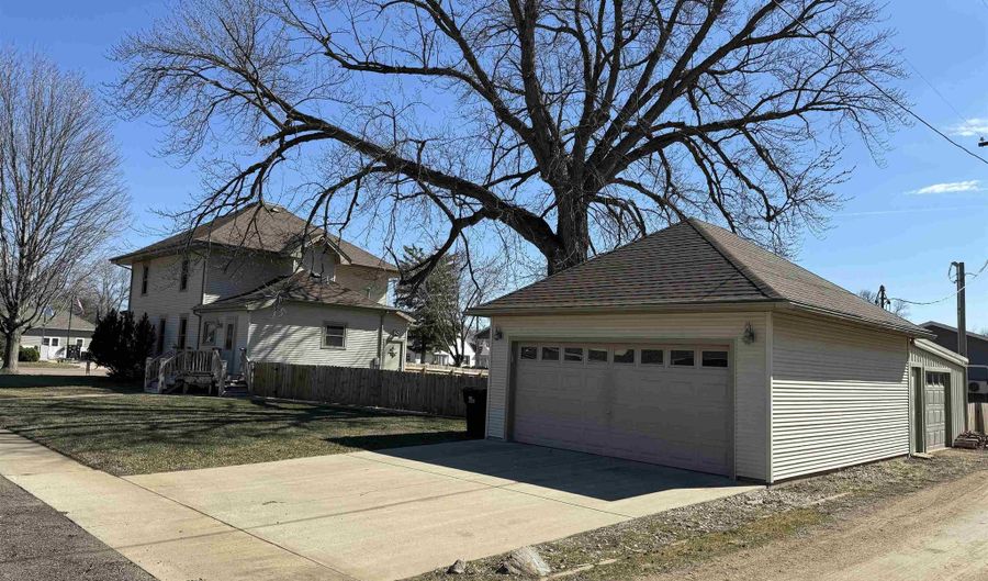 201 S Broadway Ave, Marion, SD 57043 - 5 Beds, 3 Bath