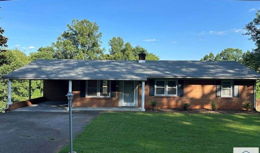 1220 Blue Ridge Yacht Club Rd, Bassett, VA 24055 - 3 Beds, 2 Bath