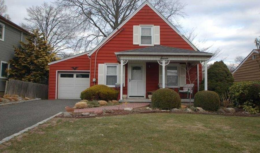 7 Miles Ave, Albertson, NY 11507 - 4 Beds, 2 Bath