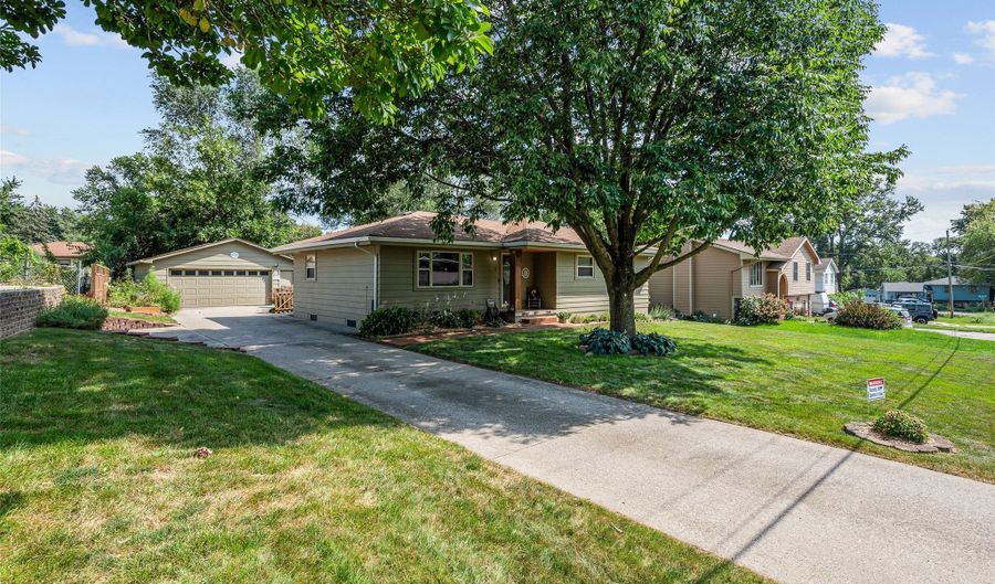 6823 NW Golden Ln, Des Moines, IA 50313 - 3 Beds, 2 Bath