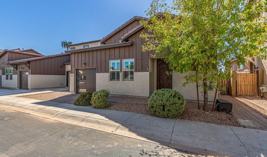 1881 E LANTANA Dr, Chandler, AZ 85286 - 3 Beds, 3 Bath