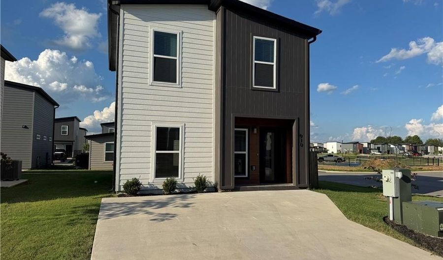 910 Massachusetts Ave, Bentonville, AR 72713 - 2 Beds, 3 Bath