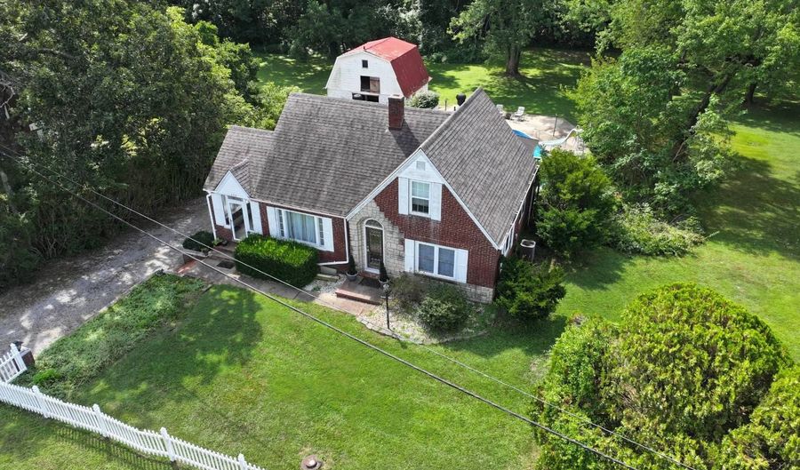 409 E. Elm St, Albion, IL 62806 - 4 Beds, 1 Bath