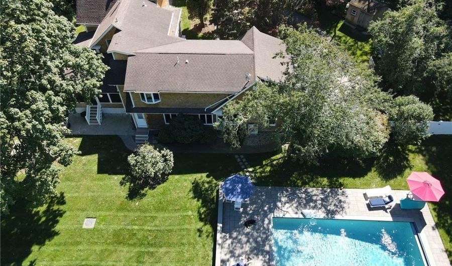 101 County Rd, Barrington, RI 02806 - 5 Beds, 3 Bath