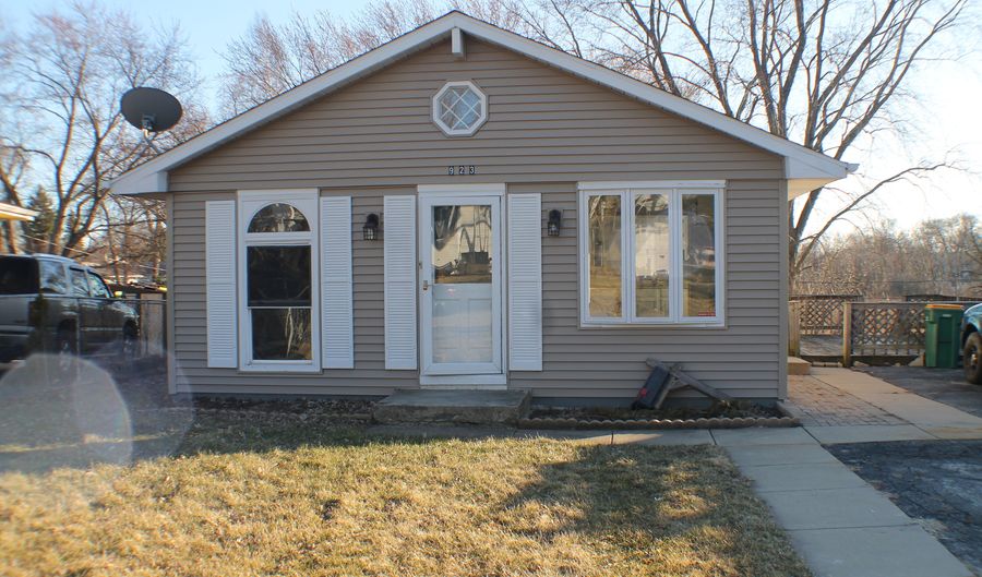 923 Ronald Ter, Round Lake Beach, IL 60073 - 3 Beds, 2 Bath