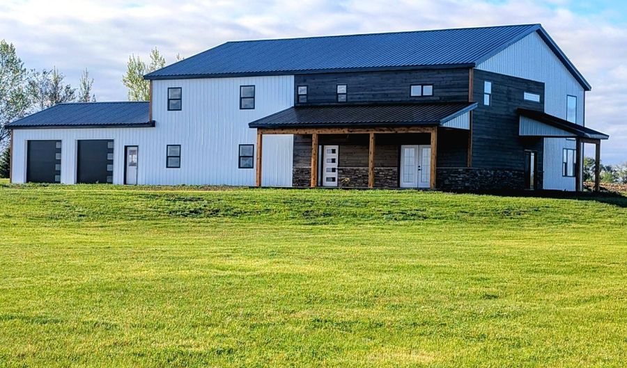 38515 129th St, Aberdeen, SD 57401 - 5 Beds, 3 Bath