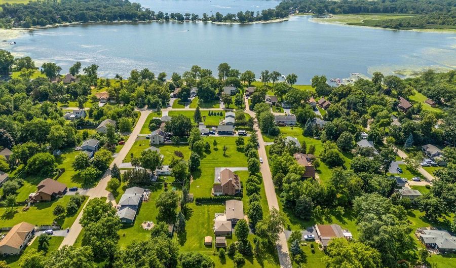 22205 W PINEVIEW Dr, Antioch, IL 60002 - 3 Beds, 3 Bath