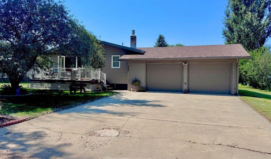 205 5th Ave NW, Bowman, ND 58623 - 4 Beds, 2 Bath