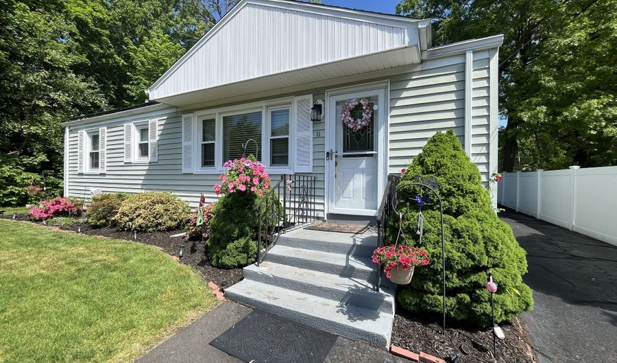 11 May St, North Haven, CT 06473 - 3 Beds, 2 Bath
