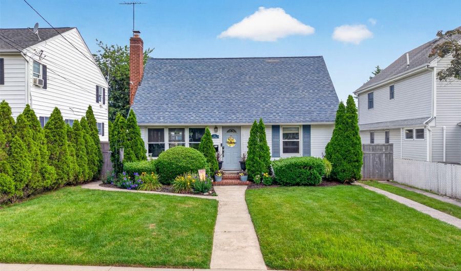 131 Dorset Ave, Albertson, NY 11507 - 4 Beds, 1 Bath