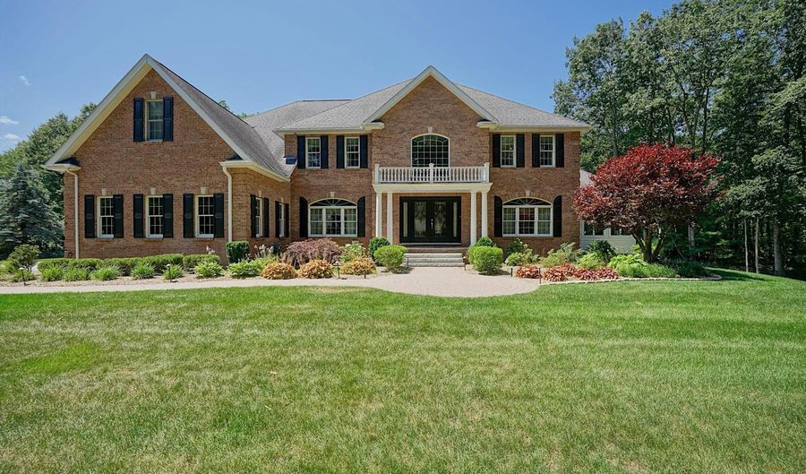 8 Meeting Rock Dr, Atkinson, NH 03811 - 4 Beds, 5 Bath