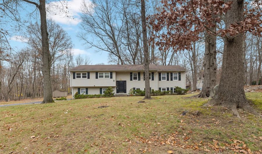 8 Apple Blossom Ct, Airmont, NY 10952 - 6 Beds, 4 Bath