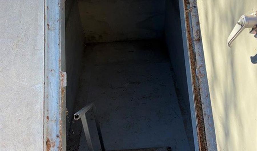 715 N Jackson St, Altus, OK 73521 - 1 Beds, 2 Bath